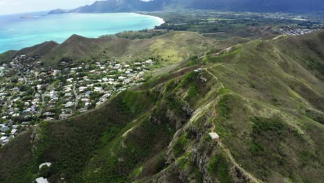 Drohnenaufnahme-Des-Lanikai-Pillbox-Viewpoint-Mit-Blick-Auf-Die-Küste-Von-Oahu