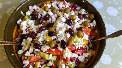 Portion-Griechisch-Inspirierter-Salat-In-Einer-Schüssel