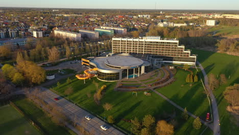 Wasserpark-Wasserpark-Und-Gesundheitsparadieshotel-Ist-Goldene-Stunde