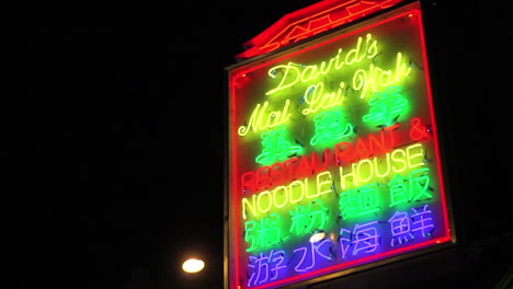 Ein-Neonschild-Für-Ein-Nudelrestaurant-In-Philadelphias-Chinatown-Viertel