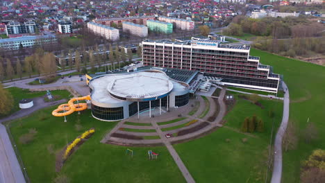 Rückansicht-Des-Hotelkomplexes-Health-Paradise-Und-Des-Wasserparks-In-Pärnu