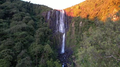 Enthüllte-Die-Stufenförmige-Kaskade-Der-Wairere-Falls-Auf-Waikato,-Okauia-Auf-Der-Nordinsel,-Neuseeland