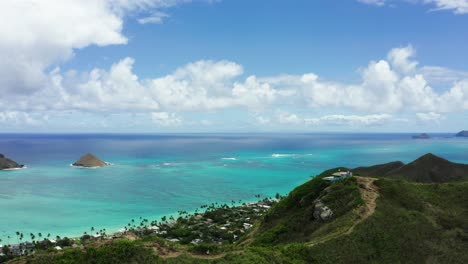 Parallax-Drohnenaufnahme-Des-Aussichtspunkts-Lakinai-Pillbox-Und-Der-Warmen-Küstengewässer-Von-Oahu