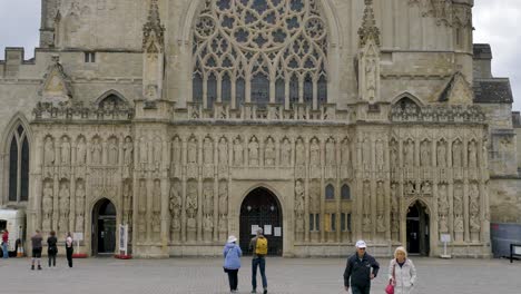 Außenfassade-Der-Gotischen-Kathedrale-Von-Exeter-Mit-Komplexer-Architektur-Und-Statuen,-Exeter,-Devon,-Großbritannien,-Juli-2024