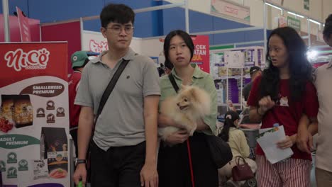 Joven-Asiática-Llevando-Un-Perro-Pomerania-En-El-Festival-De-Mascotas-De-Indonesia-Celebrado-En-El-Centro-De-Exposiciones-De-La-Ciudad-De-BSD