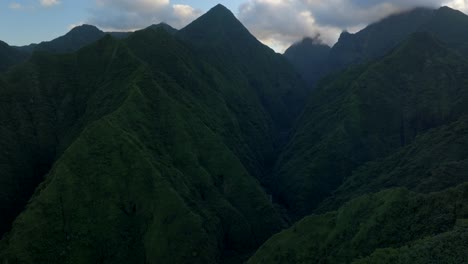 Teahupoo-Tahiti-über-Berggipfel-Tal-Hügel-Sonnenaufgang-Gelbe-Wolken-Goldene-Stunde-Sonnenuntergang-Luftaufnahme-Drohne-Ansicht-Französisch-Polynesien-Wsl-Surfen-Sommer-Olympiaort-Stadt-Dorf-Küstenlinie-Schwenk-Nach-Oben-Nach-Vorn