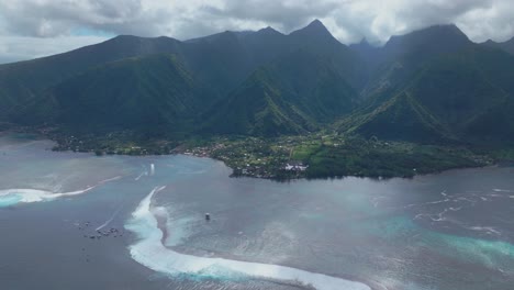 Küsten-Teahupoo-Tahiti-Luftdrohne-Ansicht-Perspektive-Französisch-Polynesien-Korallenriff-Brandung-Brechen-Wellen-Pazifischer-Ozean-Kanal-Boote-Bewölkt-Sonnig-Neuer-Richterturm-Punkt-Faremahora-Pass-Havae-Rückwärts-Schwenken