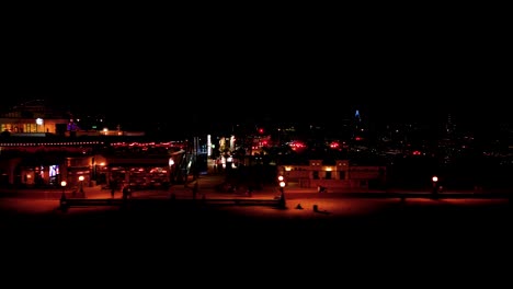 Vista-Nocturna-A-Lo-Largo-Del-Parque-Belmont-En-San-Diego,-California---Drone-De-Lado