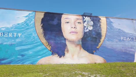 Colorido-Mural-En-Wynwood-Walls,-Miami,-Que-Representa-A-Una-Mujer-Con-Flores-En-El-Pelo.