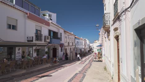 Pintoresca-Vista-De-La-Calle-De-Lagos,-Portugal,-Que-Muestra-La-Arquitectura-Tradicional-Y-Cafés-Al-Aire-Libre