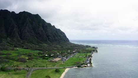 Drohnenaufnahme-Des-Kualoa-Rock-Beach,-Eingebettet-Unter-Vulkanbergen-In-Hawaii