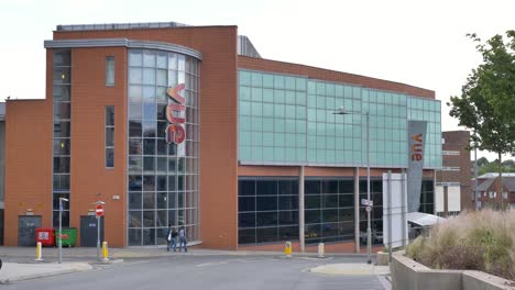 Fachada-Exterior-Del-Cine-Vue-Con-Arquitectura-Moderna,-Exeter,-Devon,-Reino-Unido,-Junio-De-2024