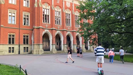 -Statue-Von-Nikolaus-Kopernikus-Vor-Dem-Historischen-Universitätsgebäude,-Die-Die-Reichen-Architektonischen-Details-Und-Die-Ruhige-Umgebung-Einfängt