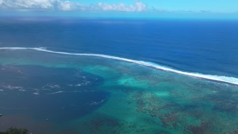 Teahupoo-Tahiti-Luftaufnahme-Drohne-Ansicht-Französisch-Polynesien-Punkt-Küstenlinie-Kanal-Seicht-Korallenriff-Welle-Brandung-Brechen-Wellen-Krachend-Aqua-Blau-Pazifischer-Ozean-Meer-Sonniger-Punkt-Faremahora-Pass-Havae-Vorwärts-Schwenken