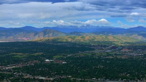 Verano-Denver-Colorado-Aéreo-Drone-Paralaje-Dorado-Arvada-Lakewood-Nubes-Frente-Gama-Estribaciones-Paisaje-Monte-Cielo-Azul-Rocas-Rojas-Anfiteatro-Barrio-Hogares-Nubes-Adelante-Pan-Revelar