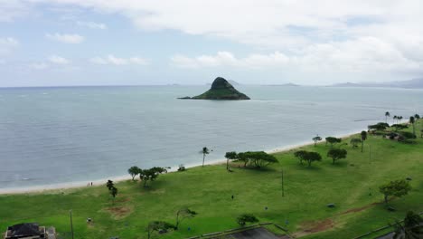 Luftaufnahme-über-Der-Küste-Von-Hawaii-Im-Flug-In-Richtung-Einer-Kleinen-Insel-Vor-Der-Küste