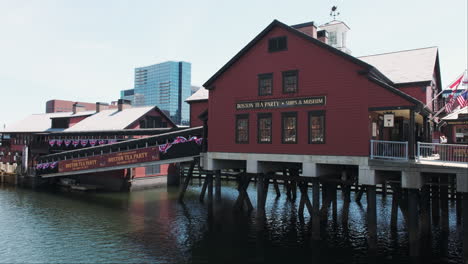 Sonnenlicht-Durchflutet-Das-Historische-Boston-Tea-Party-Museum-Und-Lädt-Besucher-Ein,-Einen-Entscheidenden-Moment-Der-Amerikanischen-Geschichte-Noch-Einmal-Zu-Erleben