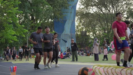 Pueblo-Indonesio-Trotando-Y-Caminando-En-La-Plaza-Ahmad-Yani-En-La-Ciudad-De-Tangerang,-Indonesia