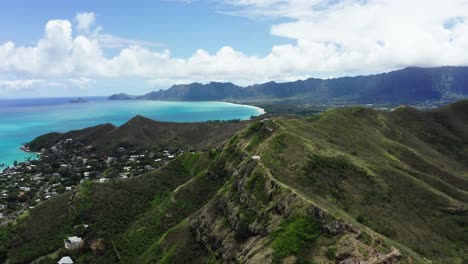 Drohnenaufnahme-über-Hawaiis-Pillbox-Point-Auf-Oahu-Mit-Blick-Auf-Die-Tropischen-Gewässer