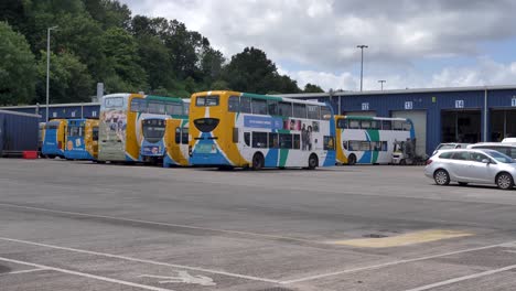 Depósito-De-Autobuses-Stagecoach-Con-Varios-Autobuses-Estacionados-E-Instalaciones-De-Mantenimiento,-Exeter,-Devon,-Reino-Unido,-Julio-De-2024