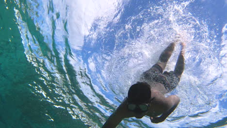 Tauchen-Und-Schwimmen-Im-Blauen-Ozean