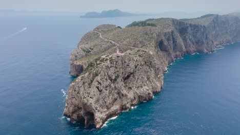 Beeindruckende-Luftlandschaft-Aus-Langen,-Zerklüfteten-Kalksteinfelsen-Mit-Leuchtturm,-Spanien