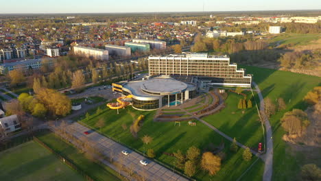 Tervise-Paradiis-Spa-Hotelkomplex-In-Der-Goldenen-Stunde-Des-Abendsonnenlichts