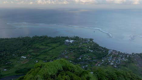 Teahupoo,-Tahiti,-Berggipfel-Zum-Korallenriff,-Bucht,-Küstenlinie,-Sonnenaufgang,-Gelbe-Wolken,-Goldene-Stunde,-Sonnenuntergang,-Luftaufnahme-Von-Französisch-Polynesien,-WSL,-Surfen,-Sommer,-Olympischer-Austragungsort,-Stadt,-Dorf,-Vorwärtsschwenk