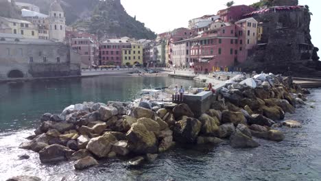 Couple-enjoying-a-romantic-view-on-the-quay-in-Vernazza,-Cinque-Terre