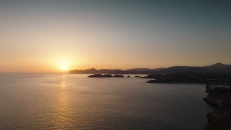 Hermosa-Puesta-De-Sol-Aérea-Sobre-El-Paisaje-Costero-De-Las-Islas-Baleares,-Mallorca