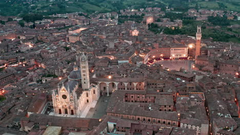 Dämmerungsluftaufnahme-über-Dem-Mittelalterlichen-Dom-Von-Siena-Und-Der-Piazza-Del-Campo,-Toskana