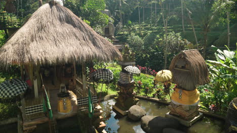 Mini-Tempel-Im-Teich-Mit-Steinen-Und-Laub-Bei-Alas-Wangar-Bali,-Tegallalang,-Indonesien