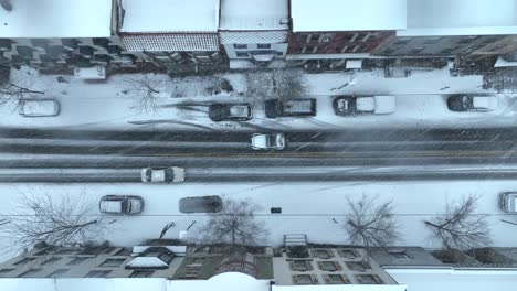 Conduciendo-Lentamente-Coches-En-Calles-Nevadas-En-Una-Ciudad-Americana