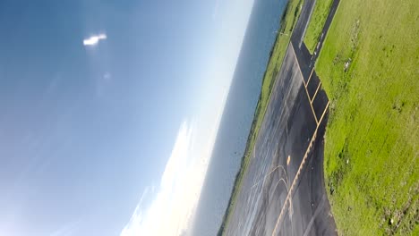 Blick-Vom-Startenden-Flugzeug-Auf-Einer-Piste-Am-Meer