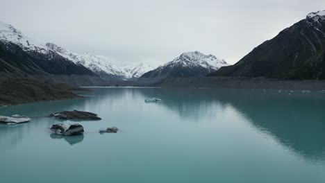 Drohne-Fliegt-über-Dem-Tasman-Gletschersee-Und-Erfasst-Die-Schneebedeckten-Gipfel-Des-Mount-Cook-Nationalparks