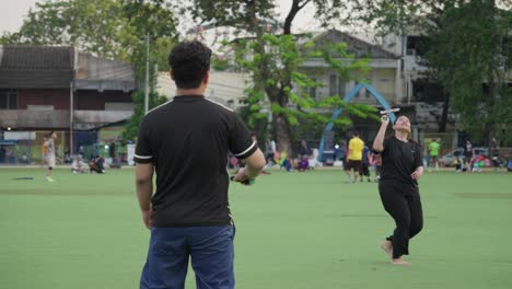 Jóvenes-Asiáticos-Jugando-Bádminton-Juntos