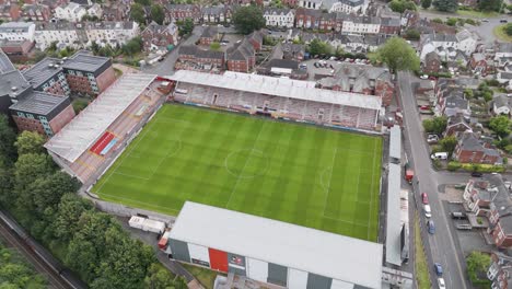 Vista-Aérea-Del-Estadio-Del-Club-De-Fútbol-De-La-Ciudad-De-Exeter-Que-Muestra-La-Vibrante-Cultura-Deportiva-En-Exeter,-Devon,-Reino-Unido,-Julio-De-2024.