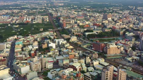 Luftaufnahmen,-Drohnenüberflug,-Der-Den-Sonnenuntergang-Im-Stadtzentrum-Von-Douliu,-Kreis-Yunlin,-Der-Landschaft-Von-Taiwan-Einfängt