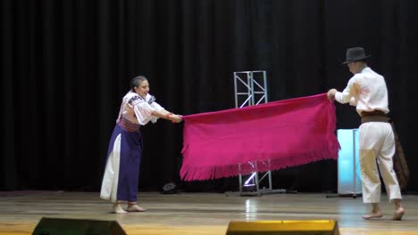 Danza-Tradicional-De-La-Cultura-Otavalo,-Folklore-Andino,-Ecuador,-Hombre-Y-Mujer-Bailando-Con-Trajes-Culturales-Y-Actuando-En-El-Escenario