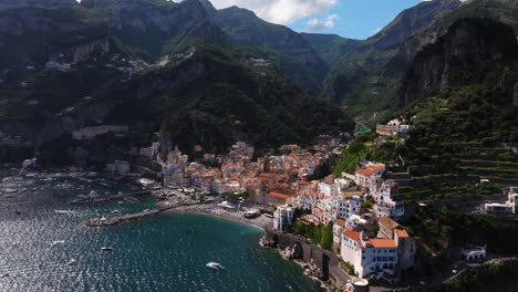 El-Retroceso-Aéreo-Revela-Amalfi,-Italia:-Típica-Tarde-De-Verano.