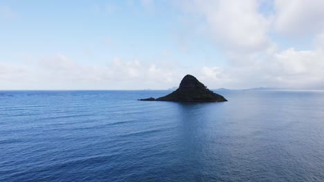 Eine-Ruhige-Luftaufnahme-Der-Insel-Mokoli&#39;i,-Umgeben-Vom-Klaren-Blauen-Wasser-Von-Oahu