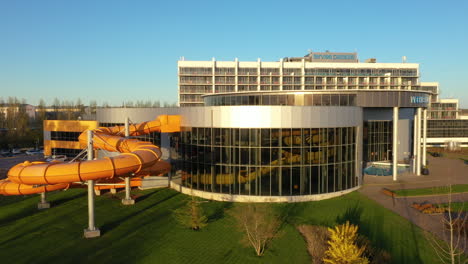 Toboganes-En-El-Parque-Acuático-Veekeskus-Y-En-El-Hotel-Health-Paradise-En-La-Hora-Dorada