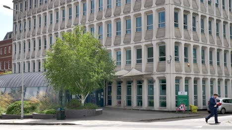 Main-road-entrance-to-the-Citizens-Advice-offices-with-pedestrian,-Exeter,-Devon,-UK,-June-2024