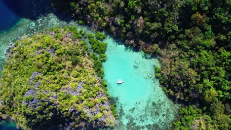 Sightseer-Aerial-Boat-Zoom-In-From-Mountains-In-Kayangan-Lake