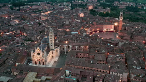 Vista-Crepuscular-De-Drones-De-La-Catedral-Medieval-De-Siena-En-La-Ciudad-Histórica,-Toscana,-Italia