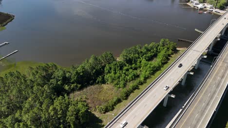 Transport-Auf-Der-Straßenbrücke-An-Einem-Sonnigen-Tag