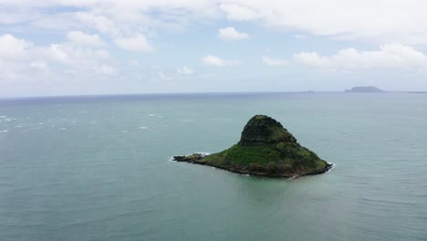 Drone-shot-of-Hawaii's-China-Man-Hat-Island-off-the-coast-of-Oahu