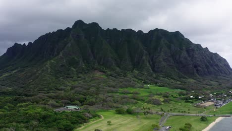 Drohnenaufnahme-Der-Kualoa-Ranch-Auf-Hawaii,-Dem-Hauptschauplatz-Der-Jurassic-Park-Filme