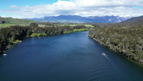 Boote-Segeln-Auf-Dem-Waiau-River-In-Der-Nähe-Der-Stadt-Manapouri-In-Neuseeland