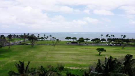 Kualoa-Regional-Park-in-Oahu,-Hawaii-with-lush-green-fields-of-grass